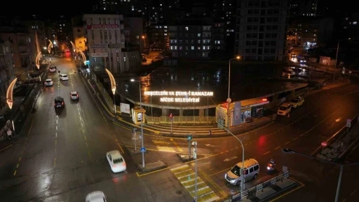 Niğde&rsquo;de Ramazan ayında &Ouml;mer Halisdemir Meydanı&rsquo;nda g&ouml;rsel ş&ouml;len
