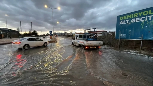 Niğde&rsquo;de sağanak ve fırtına etkili oldu
