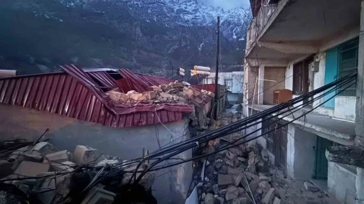 Niğde&rsquo;de şiddetli r&uuml;zgar nedeniyle minare yıkıldı, &ccedil;atılar u&ccedil;tu
