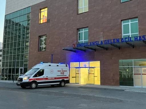 Niğde&rsquo;de tır otomobille &ccedil;arpıştı: 4 yaralı
