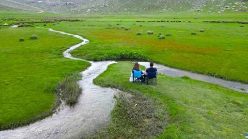 Niğde&rsquo;de yağışlarla canlanan Keten&ccedil;imen Yaylası doğaseverlerin g&ouml;zdesi oldu
