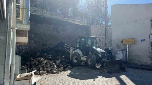 Niğde Kalesi&rsquo;nde istinat duvarı &ccedil;&ouml;kt&uuml;
