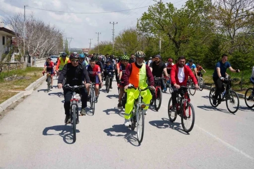 Niğde’nin tarihi rotasında yüzlerce sporcu pedal çevirdi
