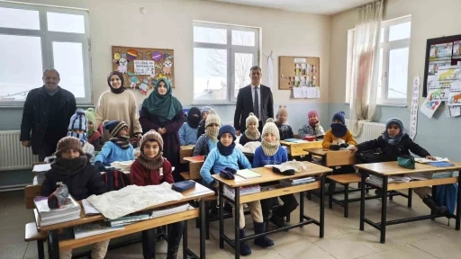 Niğdeli kadınlar Ahlatlı k&ouml;y &ccedil;ocuklarının i&ccedil;ini ısıttı
