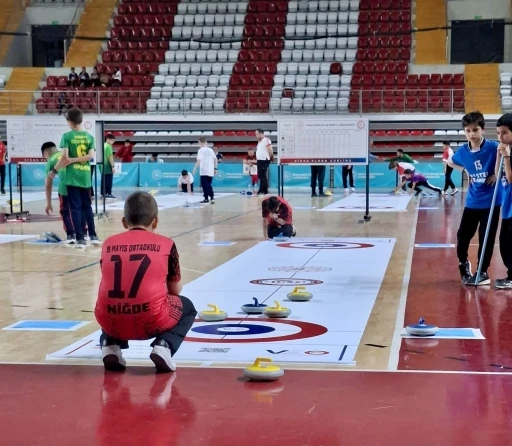 Niğdeli sporcular T&uuml;rkiye Şampiyonası&rsquo;nda k&uuml;rs&uuml;ye &ccedil;ıktı
