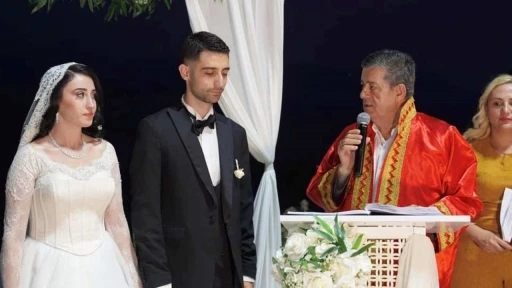 Nikahlarını belediye başkanı kıydı, şahitleri vali oldu
