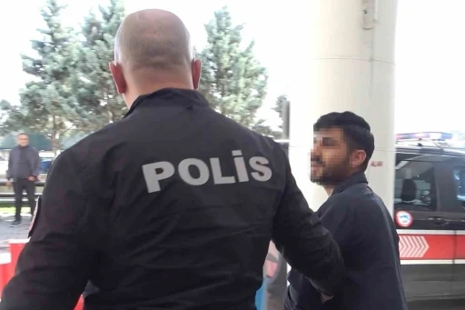 Nikahsız birliktelikten doğan bebekle fotoğraf paylaşan &ccedil;ift hastanede bı&ccedil;aklandı
