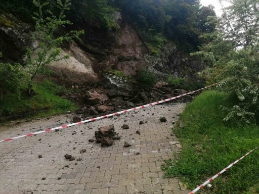 Niksar&rsquo;da sağanak nedeniyle kaya par&ccedil;aları yola d&uuml;şt&uuml;
