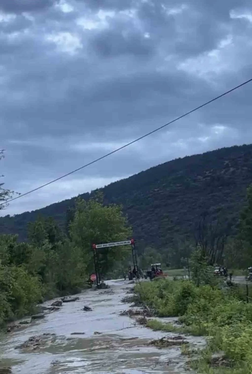 Niksar&rsquo;da sel alarmı: Dereler taştı, araziler suya g&ouml;m&uuml;ld&uuml;
