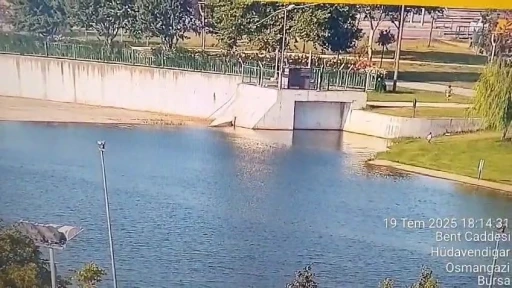 Nilüfer Çayına düşen 1,5 yaşındaki çocuğu böyle kurtardı
