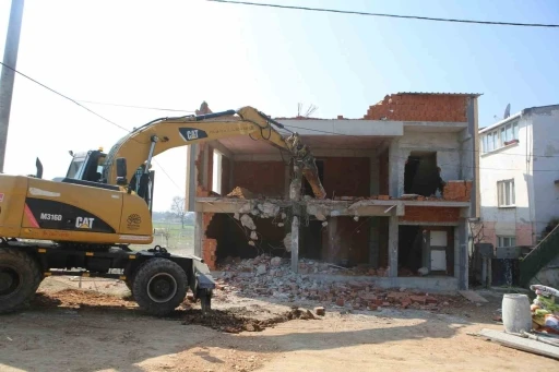 Nilüfer’de 2 katlı kaçak bina yıkıldı
