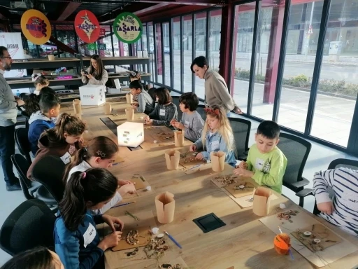 Nil&uuml;fer&rsquo;de &ccedil;ocuklar sanatla i&ccedil; i&ccedil;e
