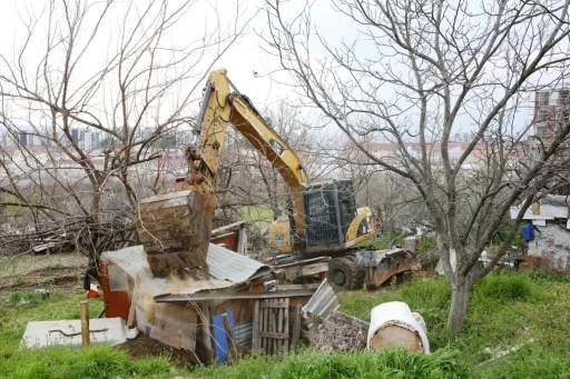 Nil&uuml;fer&rsquo;de ka&ccedil;ak barakalar yıkıldı
