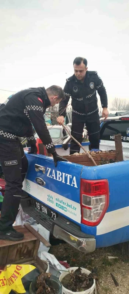 Nil&uuml;fer&rsquo;de kaldırımlar işgallerden arındırılıyor
