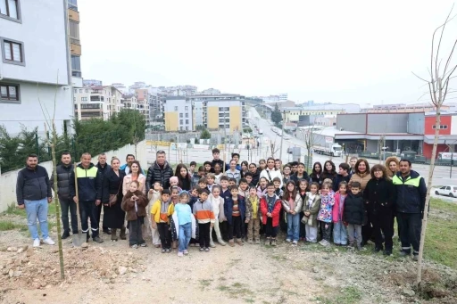 Nil&uuml;fer&rsquo;de minikler doğa i&ccedil;in fidan dikti
