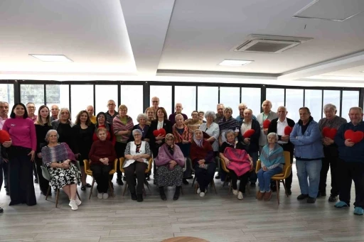 Nil&uuml;ferli kadınlardan huzurevi sakinlerine g&ouml;n&uuml;l k&ouml;pr&uuml;s&uuml;
