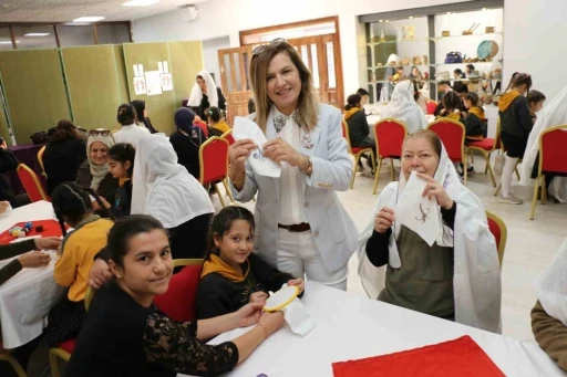 Nineler ve torunları mendil geleneğinde buluştu: Ellerini &ouml;pt&uuml;kleri ninelerinin sardığı mendillerden hediyelerini aldılar
