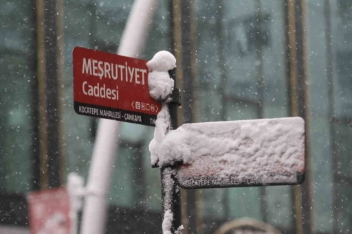 Nisan ayında gelen kar Ankaralıları sevindirdi
