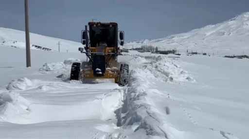Nisan ayında kardan kapanan k&ouml;y yolları a&ccedil;ıldı
