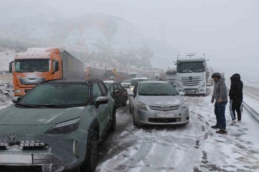 Nisan ayında kış geri geldi: Erzincan-Sivas kara yolu kar nedeniyle ulaşıma kapandı
