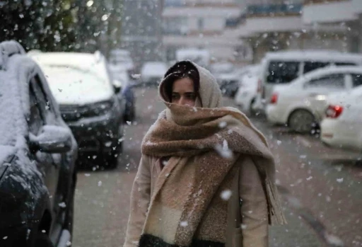Nisan ayında lapa lapa kar yağışı: Kent merkezini beyaza b&uuml;r&uuml;d&uuml;
