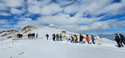 Nisan ayında Nemrut’ta turistlere kar sürprizi
