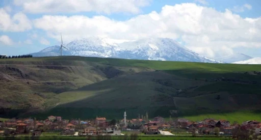Nisan s&uuml;rprizi: Amasya&rsquo;nın zirveleri beyaza b&uuml;r&uuml;nd&uuml;
