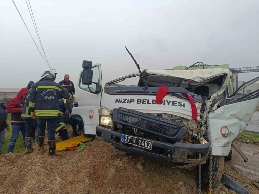 Nizip Belediyesi&rsquo;ne ait ara&ccedil; kaza yaptı: 1 yaralı
