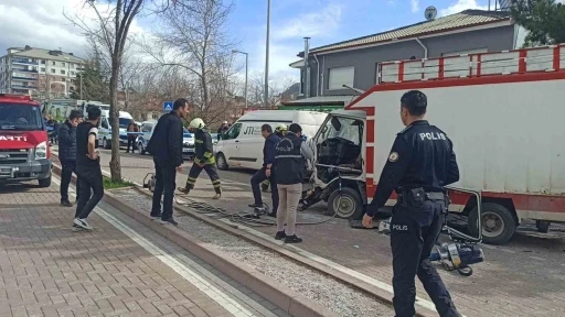Nöbet geçirince park halindeki araçlara çarptı: Sürücü hayatını kaybetti
