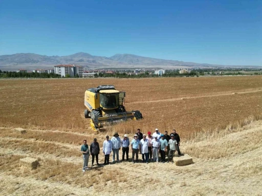 NÖHÜ’de 300 dekar arazide arpa ve buğday hasadı başladı
