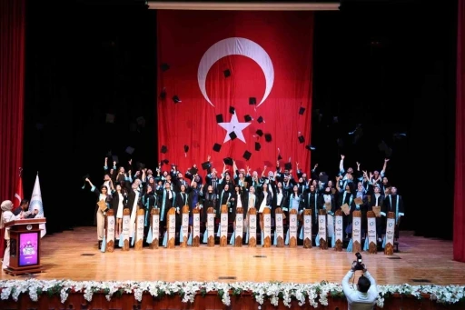 N&Ouml;H&Uuml;&rsquo;de mezuniyet sevinci
