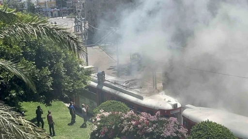 Nostalji tramvayında yangın: Esnafın dikkati tramvayı k&uuml;l olmaktan kurtardı
