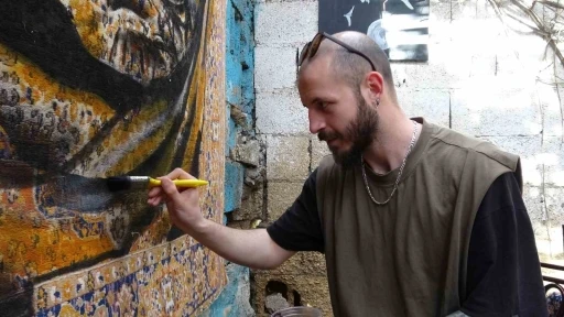Nostaljik perde ve halıları sanat eserine d&ouml;n&uuml;şt&uuml;r&uuml;yor
