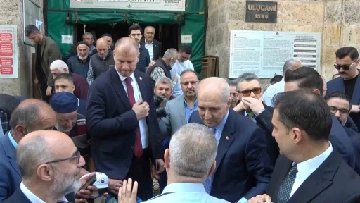 Numan Kurtulmuş cuma namazında Ulu Cami&rsquo;de vatandaşlarla saf tuttu
