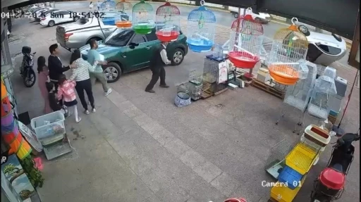 O anlar kamerada: Kayan otomobil kaldırıma çarpıp ters döndü
