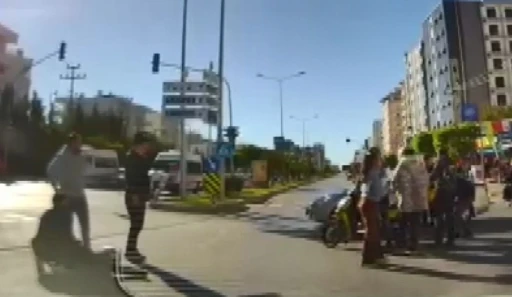 O anlar kamerada: Kırmızı ışıkta ge&ccedil;en otomobil motosikletliye &ccedil;arptı
