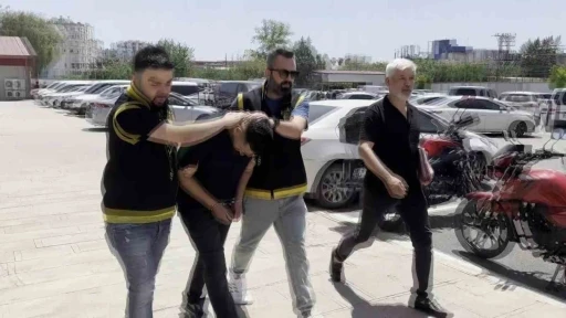 O anlar kamerada: Mezarlığa gelenlerin araçlarını soyan hırsız böyle yakalandı

