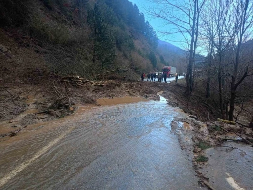 &Ouml;demiş-Salihli yolunda heyelan
