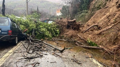 &Ouml;demiş&rsquo;te heyelan: G&ouml;&ccedil;&uuml;k altında kalan ara&ccedil; hurdaya d&ouml;nd&uuml;
