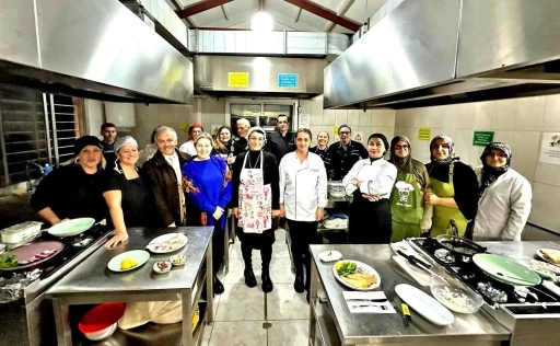 &Ouml;d&uuml;ll&uuml; şef, &Ccedil;eşme&rsquo;de yeni aş&ccedil;ılar yetiştiriyor
