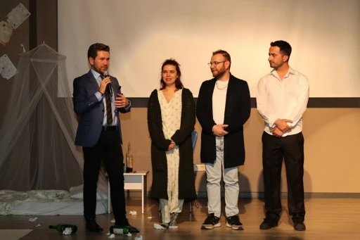 Ödüllü tiyatro oyunu Tavas’ta seyirciyle buluştu
