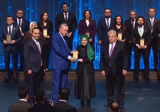 &Ouml;d&uuml;l&uuml;n&uuml; Cumhurbaşkanın elinden aldı
