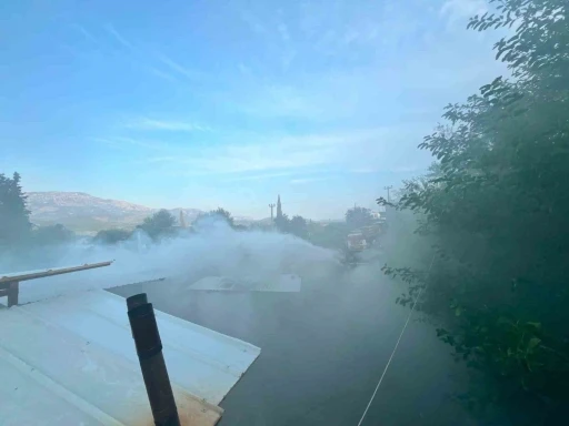 Odun ateşinden sı&ccedil;rayan kıvılcımlar yangına neden oldu
