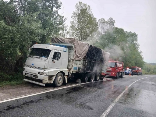 Odun yüklü kamyon seyir halindeyken alev aldı
