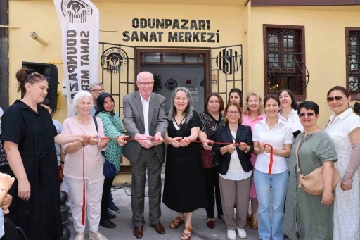 Odunpazarı Belediyesi Halk Merkezleri ‘Yıl Sonu Çini Sergisi’ açıldı
