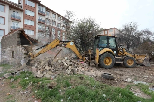 Odunpazarı Belediyesi tehlike arz eden metruk binayı yıktı
