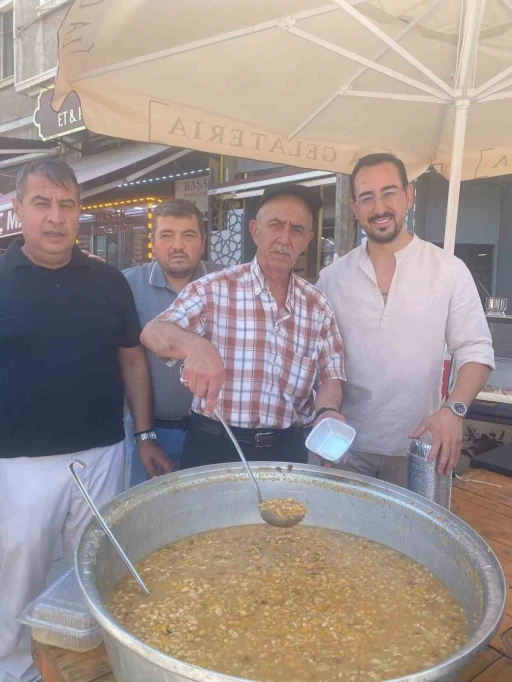 Odunpazarı esnafı vatandaşlara aşure ikram etti
