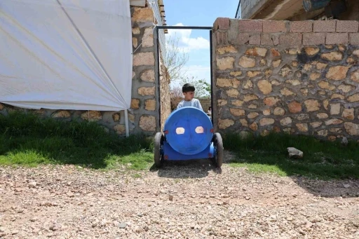 Oğlunun dışarı &ccedil;ıkamamasına &uuml;z&uuml;len baba, &ccedil;&ouml;z&uuml;m&uuml; atık malzemelerle yaptığı paletli arabada buldu
