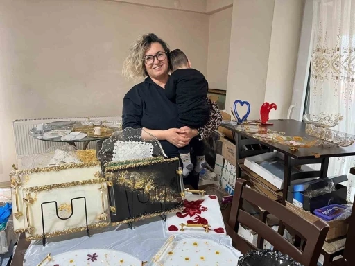 Oğlunun tedavi masrafları i&ccedil;in evini at&ouml;lyeye &ccedil;evirdi
