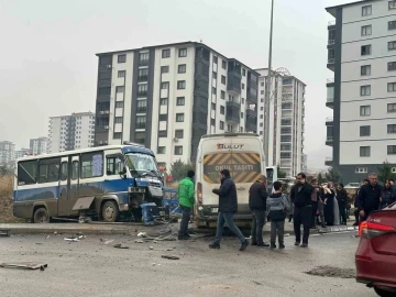 &Ouml;ğrenci servisi ile yolcu minib&uuml;s&uuml; &ccedil;arpıştı: 6 yaralı
